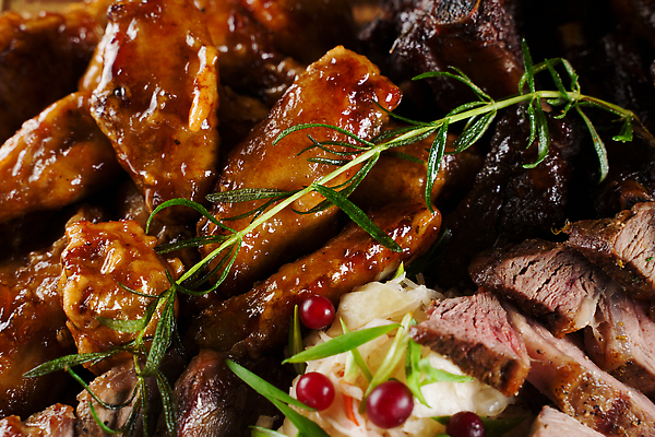 포토 JPG 해외이미지 육류 스테이크 근접촬영 사람없음 소스 굽기 로즈메리 바베큐그릴 맛있는 해외202310 해외포토 뷰포인트 식재료 서양음식 양념 그릴 바비큐 구이 허브 파일형식