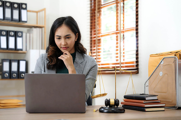 포토 JPG 해외이미지 직업 컨셉 상의 인터넷 회사 비즈니스 통신 한명 안전 사람 책 금융 컴퓨터 사무실 정보 범죄 보호 상담원 감옥 고객 계약 서비스 컨설턴트 문서 법 의사봉 규칙 법관 공정 판결 변호사 경매 불법 정부 조언 헬프 해외202310 해외포토 1 옷 경제 전자제품 도움 사무원 전문직 법률가 상담 파일형식