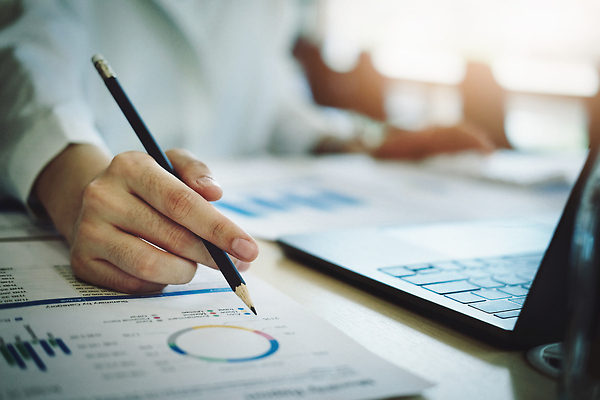 포토 JPG 해외이미지 종이 백그라운드 컨셉 상의 비즈니스 그래프 한명 금융 경제 판매 자료 정보 절약 계획 분석 계약 보고서 경영자 문서 투자 법 평가 회계 대출 경영 계좌 동의 마케팅 방법 세금 수입 예산 프로젝트 회계사 비용 해외202310 해외포토 직업 1 옷 사람 리더 파일형식