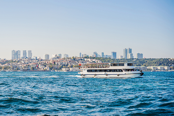 포토 JPG 해외이미지 유럽 바다 여행 건축양식 교통시설 하늘 휴가 새로움 이스탄불 항해 파노라마 사람없음 건물 물 여름 파란색 도시풍경 여행객 항구 일몰 흰색 도시 보트 역사 큼 함선 승객 동쪽 일반 칠면조 보스포루스 통근 튀르키예 해외202310 해외포토 자연요소 건축물 계절 건축 나라 아시아 컬러 교통 컨셉 배_교통 조류 촬영기법 사람 풍경 노을 크기 방향 시설 출근 파일형식