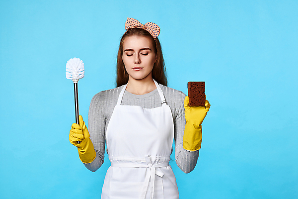 포토 JPG 해외이미지 여자 리본 한명 들기 상반신 성인 앞모습 눈감음 앞치마 솔 청소 준비 고무장갑 수세미 성인여자한명만 해외202310 해외포토 1 뷰포인트 장갑 모션 사람 고무 여자한명만 성인여자만 파일형식