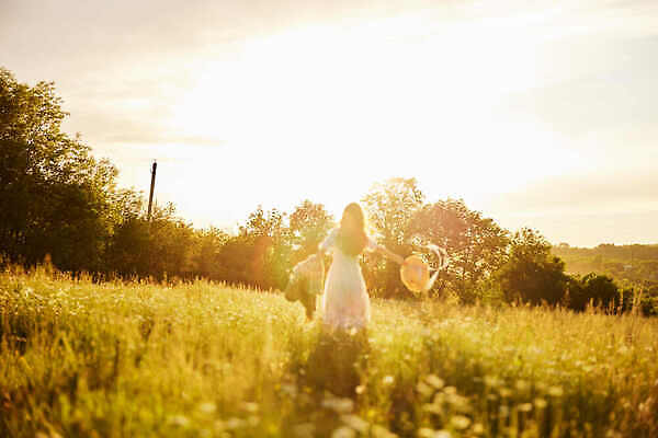 JPG 해외이미지 전신 나무 여자 일러스트 하늘 팔벌리기 따뜻함 한명 성인 야외 뒷모습 햇빛 일몰 성인여자한명만 해외202310 해외일러스트 식물 1 뷰포인트 모션 사람 태양 노을 여자한명만 성인여자만 파일형식