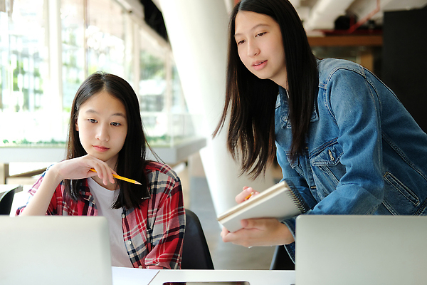 포토 JPG 해외이미지 학생 라이프스타일 교육 인터넷 교실 학교 사람 두명 10대 노트북 학습 스터디 컴퓨터 쪽지 작업 책상 온라인 해외202310 해외포토 가구 청소년 생활 전자제품 파일형식