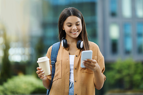 포토 JPG 해외이미지 학생 라이프스타일 응시 여자 교육 행복 가방 배낭 학교 모바일 한명 미소 사람 성인 야외 책 전자제품 스마트폰 핸드폰 스터디 청춘 뷰티 공책 잡기 도시 무선전화기 대학교 문제집 온라인 단절 카피스페이스 해외202310 해외포토 1 시선 잡화 감정 컨셉 모션 문구용품 표정 생활 스마트기기 학습 공백 전화기 파일형식