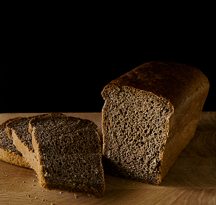 포토 JPG 해외이미지 사람없음 갈색 어둠 슬라이스 호밀빵 나무도마 부스러기 통밀식빵 해외202310 해외포토 빵 컬러 도마 목재 식빵 파일형식