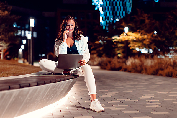 포토 JPG 해외이미지 백인 손 여자 유럽 백그라운드 벤치 비즈니스 통신 전등 조명 거리 대화 한명 사람 성인 야외 건물 옆모습 노트북 스마트폰 컴퓨터 도시풍경 뷰티 디지털 황혼 잡기 도시 네트워크 야간 저녁 연결 무선전화기 전자 네온 온라인 과로 혼자 카피스페이스 해외202310 해외포토 자연요소 서양인 1 건축물 나라 뷰포인트 의자 모션 말하기 풍경 신체부위 전자제품 핸드폰 스마트기기 일몰 공백 전화기 파일형식