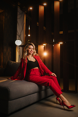 포토 JPG 해외이미지 모델 헤어스타일 드레스 옷 행복 얼굴 포즈 바지 새로움 한명 정장 내부 빨간색 금발 뷰티 섹시 파티 재킷 방 고급 우아함 정상 저녁 스타일 해외202310 해외포토 1 감정 컬러 컨셉 하의 사람 이벤트 신체부위 외투 야간 파일형식