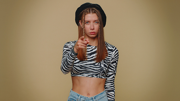 포토 JPG 해외이미지 백인 학생 손 응시 여자 손가락 성공 실내 한명 사람 성인 유행 여행객 귀여움 놀람 기쁨 가리킴 최고 뉴스 우아함 선택 방향 만족 리더 긍정 보여주기 승진 감탄 고립 반응 승인 얇은 혼자 스타일 카피스페이스 해외202310 해외포토 서양인 1 시선 감정 컨셉 모션 표정 손짓 내부 신체부위 공백 파일형식