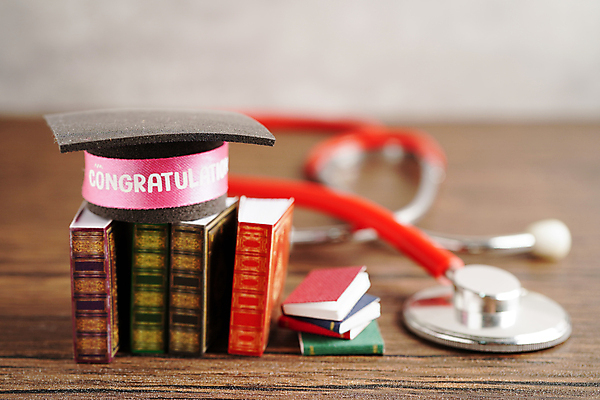 포토 JPG 해외이미지 무료이미지 교육 학사모 졸업 의학 청진기 사람없음 아웃포커스 책 미니어처 대학교 해외202310 해외포토 모자_잡화 학교 의료기기 촬영기법 모형 파일형식 무료콘텐츠