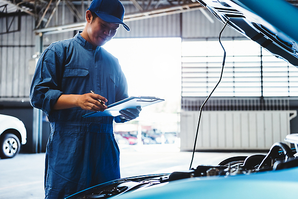 포토 JPG 해외이미지 직업 손 응시 산업 유니폼 부분 자동차 노동자 한명 사람 내부 상점 기계 덮개 공구 스패너 업무 작업실 기술자 수리 역 확인 서비스 전염 고정 엔진 정비공 보닛 모터 유지 서류판 자동 주장 차고 해외202310 해외포토 1 시선 옷 육상교통 교통시설 신체부위 사무용품 뚜껑 도구 작업 질병 감염 파일형식