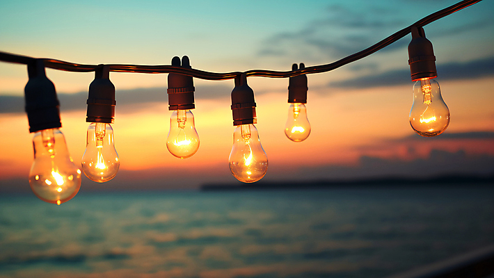 JPG 편집이미지 바다 백그라운드 전구 사람없음 야외 빛 일몰 끈 편집실사 AI포토 AI콘텐츠 노을 CG 파일형식