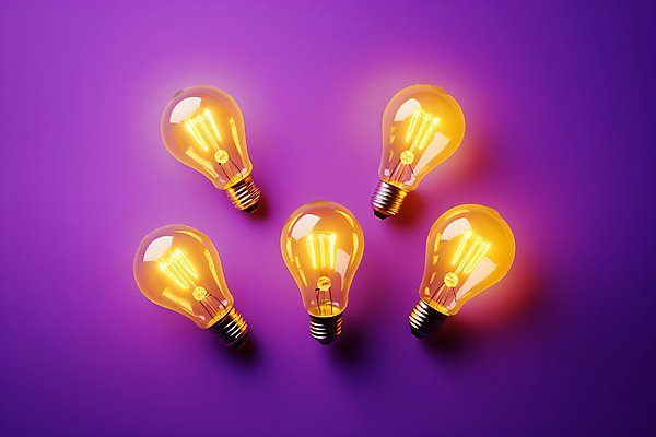 JPG 편집이미지 백그라운드 전구 사람없음 빛 노란색 보라색 여러개 오브젝트 편집실사 AI포토 AI콘텐츠 컬러 다수 CG 파일형식