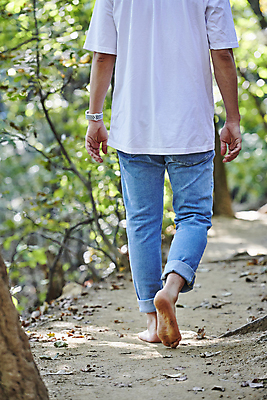 포토 JPG 주간 남자 맨발 자연 휴식 한명 성인 야외 뒷모습 30대 햇빛 걷기 건강관리 산책로 한국인 하반신 풀 산길 성인남자한명만 어싱 국내포토 자연요소 식물 1 길 뷰포인트 컨셉 모션 발 건강 관리 사람 동양인 장년 태양 생태계 남자한명만 성인남자만 파일형식