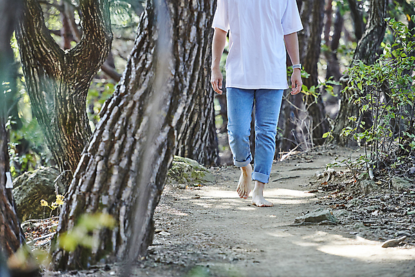 포토 JPG 주간 나무 남자 맨발 자연 휴식 한명 성인 야외 앞모습 30대 햇빛 걷기 건강관리 산책로 한국인 하반신 풀 산길 성인남자한명만 어싱 국내포토 자연요소 식물 1 길 뷰포인트 컨셉 모션 발 건강 관리 사람 동양인 장년 태양 생태계 남자한명만 성인남자만 파일형식