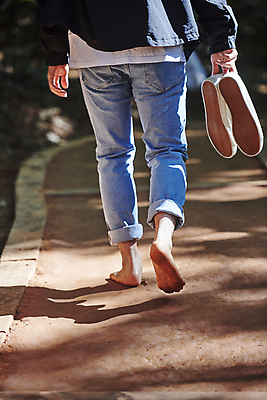 포토 JPG 주간 남자 신발 맨발 자연 휴식 한명 들기 성인 야외 뒷모습 30대 햇빛 걷기 건강관리 산책로 한국인 하반신 성인남자한명만 황토길 어싱 국내포토 자연요소 1 길 뷰포인트 컨셉 모션 발 건강 관리 사람 동양인 장년 태양 생태계 황토 남자한명만 성인남자만 파일형식