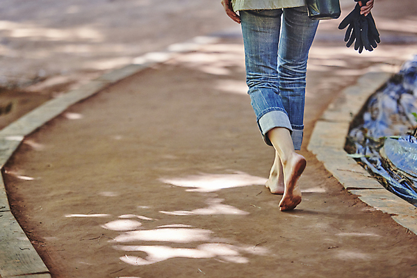포토 JPG 주간 남자 장갑 맨발 자연 휴식 한명 들기 성인 야외 뒷모습 30대 햇빛 걷기 건강관리 산책로 한국인 하반신 성인남자한명만 황토길 어싱 국내포토 자연요소 1 잡화 길 뷰포인트 컨셉 모션 발 건강 관리 사람 동양인 장년 태양 생태계 황토 남자한명만 성인남자만 파일형식