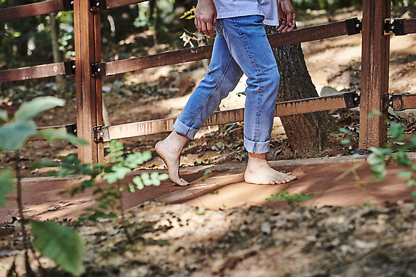 포토 JPG 주간 남자 맨발 자연 휴식 한명 성인 야외 옆모습 30대 울타리 햇빛 걷기 건강관리 산책로 한국인 하반신 풀 산길 성인남자한명만 황토길 어싱 국내포토 자연요소 식물 1 길 뷰포인트 컨셉 모션 발 건강 관리 사람 동양인 장년 담장 태양 생태계 황토 남자한명만 성인남자만 파일형식