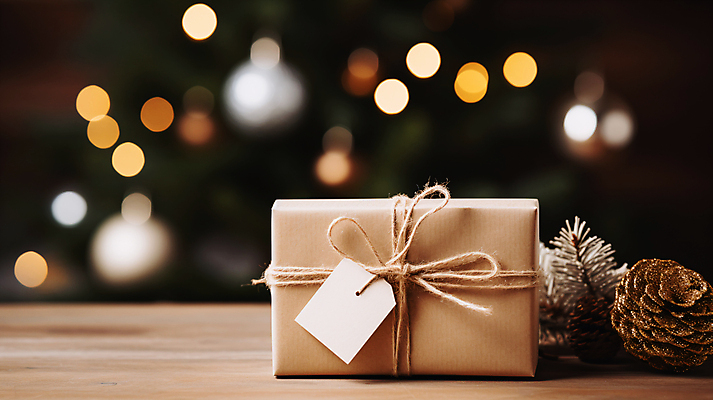 JPG 편집이미지 리본 종이 크리스마스장식 선물 사람없음 선물상자 꼬리표 보케 솔방울 베이지색 보케백그라운드 편집실사 AI포토 AI콘텐츠 컬러 백그라운드 크리스마스 상자 라벨 CG 파일형식