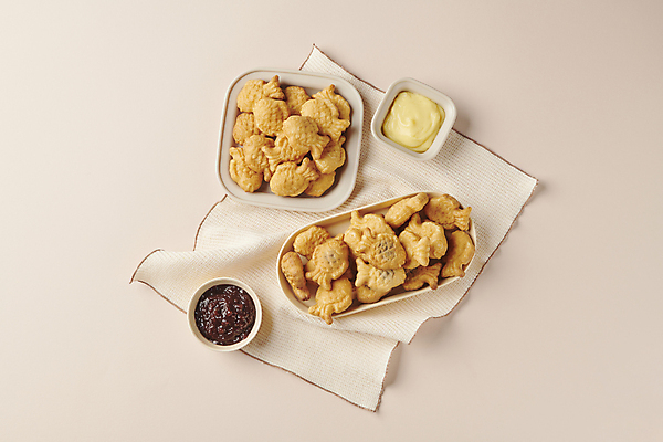 포토 JPG 스튜디오촬영 접시 겨울 따뜻함 사람없음 하이앵글 천 겨울간식 팥 붕어빵 길거리음식 슈크림 국내포토 식기 계절 음식 빵 뷰포인트 디저트 실내 직물 크림 파일형식