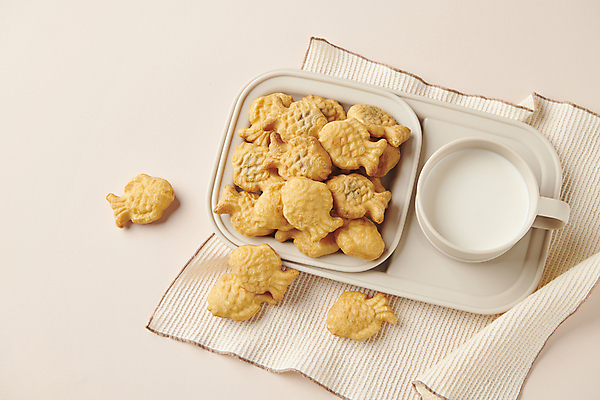 포토 JPG 스튜디오촬영 접시 겨울 따뜻함 사람없음 하이앵글 우유 머그컵 천 겨울간식 붕어빵 길거리음식 국내포토 식기 계절 음식 빵 뷰포인트 디저트 유제품 실내 컵 직물 파일형식