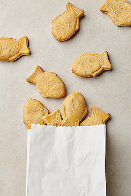 포토 JPG 스튜디오촬영 겨울 따뜻함 사람없음 하이앵글 종이봉투 겨울간식 붕어빵 길거리음식 국내포토 계절 음식 빵 뷰포인트 디저트 봉투 실내 파일형식