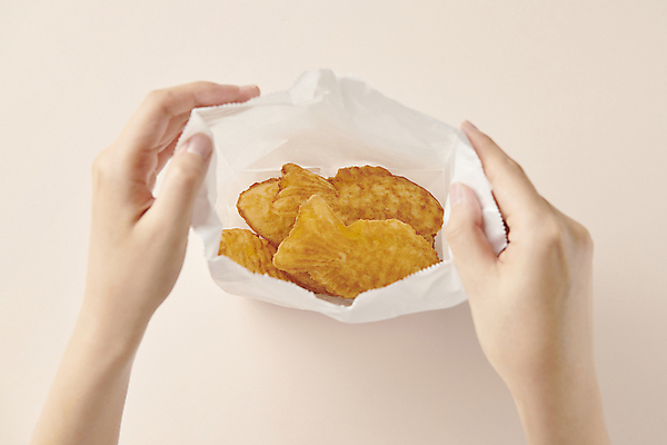 포토 JPG 스튜디오촬영 손 겨울 따뜻함 신체부위 하이앵글 종이봉투 잡기 겨울간식 붕어빵 길거리음식 국내포토 계절 음식 빵 뷰포인트 모션 디저트 봉투 실내 사람 파일형식