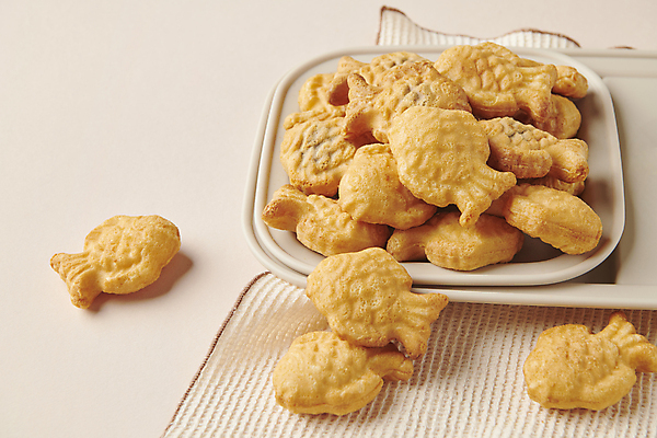 포토 JPG 스튜디오촬영 접시 겨울 따뜻함 근접촬영 사람없음 하이앵글 천 겨울간식 붕어빵 길거리음식 국내포토 식기 계절 음식 빵 뷰포인트 디저트 실내 직물 파일형식