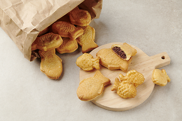 포토 JPG 스튜디오촬영 겨울 따뜻함 사람없음 하이앵글 종이봉투 겨울간식 붕어빵 길거리음식 나무도마 국내포토 계절 음식 빵 뷰포인트 디저트 봉투 도마 실내 목재 파일형식