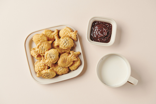 포토 JPG 스튜디오촬영 접시 겨울 따뜻함 사람없음 하이앵글 우유 머그컵 겨울간식 팥 붕어빵 길거리음식 국내포토 식기 계절 음식 빵 뷰포인트 디저트 유제품 실내 컵 파일형식