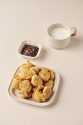 포토 JPG 스튜디오촬영 접시 겨울 따뜻함 사람없음 우유 머그컵 겨울간식 팥 붕어빵 길거리음식 국내포토 식기 계절 음식 빵 디저트 유제품 실내 컵 파일형식