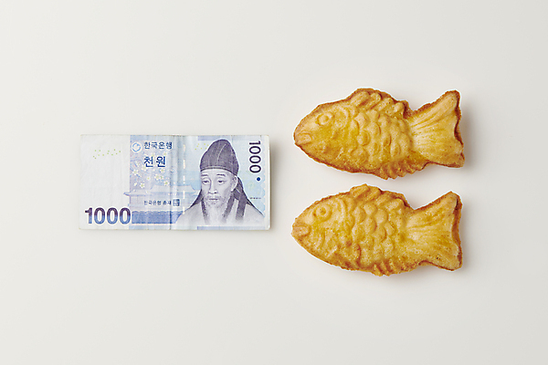 포토 JPG 스튜디오촬영 돈 겨울 따뜻함 사람없음 하이앵글 겨울간식 붕어빵 천원 길거리음식 국내포토 계절 음식 빵 뷰포인트 지폐 디저트 실내 재산 파일형식