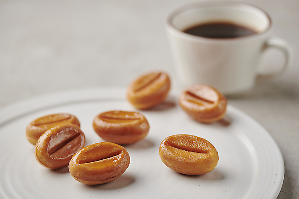 포토 JPG 스튜디오촬영 접시 커피 겨울 따뜻함 근접촬영 사람없음 아웃포커스 겨울간식 길거리음식 커피콩빵 국내포토 식기 계절 음료 음식 빵 뷰포인트 디저트 촬영기법 실내 특산물 강릉 파일형식