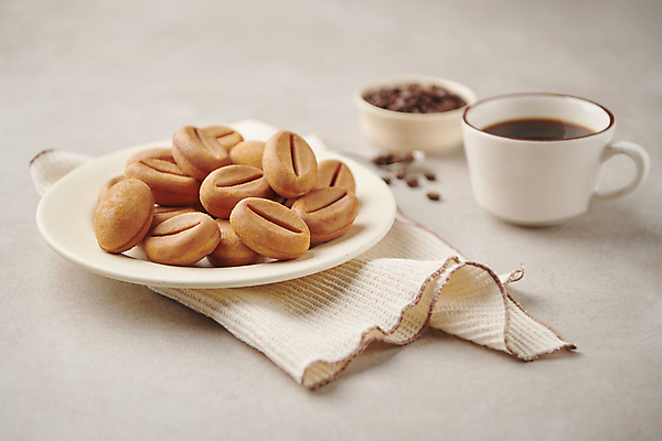 포토 JPG 스튜디오촬영 접시 커피 겨울 따뜻함 사람없음 원두 커피잔 천 겨울간식 길거리음식 커피콩빵 국내포토 식기 계절 음료 음식 빵 디저트 잔 실내 직물 특산물 강릉 파일형식