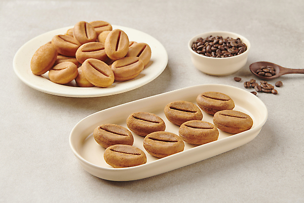 포토 JPG 스튜디오촬영 접시 겨울 따뜻함 사람없음 원두 티스푼 겨울간식 길거리음식 커피콩빵 국내포토 식기 계절 커피 음식 빵 디저트 실내 숟가락 특산물 강릉 파일형식