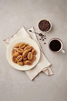 포토 JPG 스튜디오촬영 접시 커피 겨울 따뜻함 사람없음 하이앵글 원두 커피잔 티스푼 천 겨울간식 길거리음식 커피콩빵 국내포토 식기 계절 음료 음식 빵 뷰포인트 디저트 잔 실내 숟가락 직물 특산물 강릉 파일형식