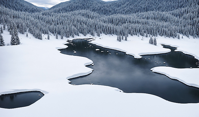 JPG 나무 구름 편집이미지 호수 겨울 풍경 사람없음 설원 추위 눈 눈덮임 편집실사 AI포토 AI콘텐츠 자연요소 식물 계절 컨셉 날씨 눈_날씨 CG 파일형식