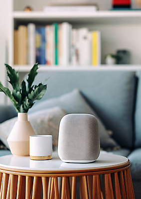 JPG 편집이미지 음악 탁자 실내 사람없음 인테리어 꽃병 스피커 디지털합성 블루투스 편집실사 AI포토 AI콘텐츠 디자인 꽃 음향기기 가구 문화예술 내부 CG 파일형식