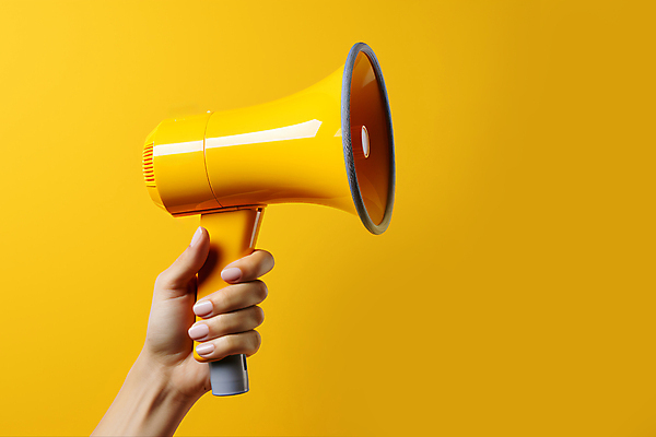 JPG 편집이미지 손 들기 이벤트 신체부위 노란색 확성기 잡기 알림 디지털합성 편집실사 AI인물포토 AI콘텐츠 컬러 모션 사람 CG 파일형식 AI포토