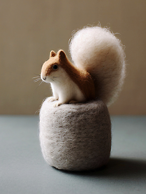 JPG 편집이미지 인형 사람없음 갈색 모형 귀여움 공예 디지털합성 다람쥐 편집실사 양모펠트 AI포토 AI콘텐츠 컬러 컨셉 취미 설치류 CG 양모 펠트 파일형식