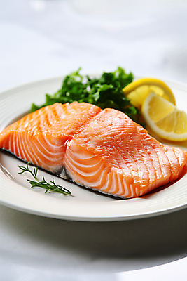 JPG 편집이미지 접시 요리 사람없음 레몬 디지털합성 연어 연어스테이크 연어요리 플레이팅 편집실사 AI포토 AI콘텐츠 식기 음식 과일 어류 스테이크 상차림 CG 파일형식