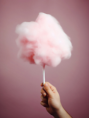 JPG 편집이미지 손 분홍색 들기 신체부위 잡기 막대기 달콤 솜사탕 편집실사 AI인물포토 AI콘텐츠 컬러 모션 디저트 사람 맛 CG 파일형식 AI포토