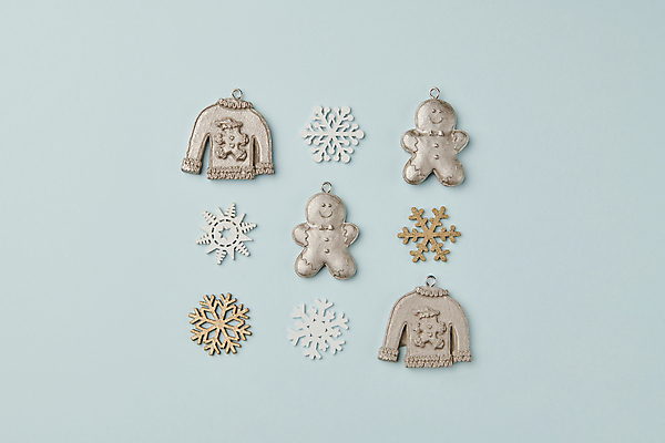 포토 JPG 스튜디오촬영 하늘색 백그라운드 크리스마스장식 크리스마스 겨울 눈꽃 사람없음 하이앵글 스웨터 오브젝트 니트 겨울옷 진저맨 키링 국내포토 옷 계절 기념일 뷰포인트 상의 눈_날씨 실내 파란색 진저쿠키 파일형식