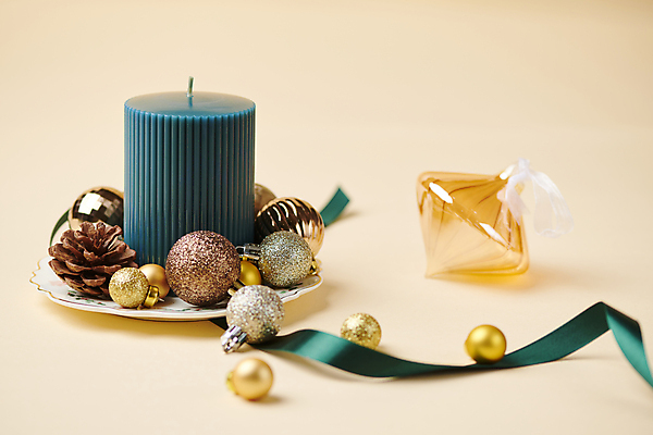 포토 JPG 스튜디오촬영 리본 백그라운드 크리스마스장식 크리스마스 겨울 초 사람없음 오브젝트 솔방울 오너먼트 국내포토 계절 기념일 실내 파일형식