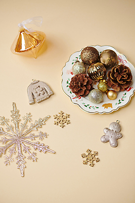 포토 JPG 스튜디오촬영 백그라운드 크리스마스장식 크리스마스 겨울 눈꽃 사람없음 하이앵글 스웨터 오브젝트 니트 겨울옷 솔방울 진저맨 키링 오너먼트 국내포토 옷 계절 기념일 뷰포인트 상의 눈_날씨 실내 진저쿠키 파일형식