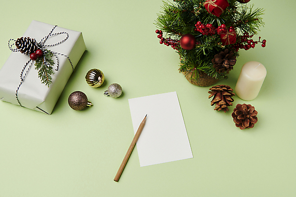 포토 JPG 스튜디오촬영 백그라운드 크리스마스장식 크리스마스 겨울 초 사람없음 연두색 선물상자 크리스마스트리 연필 편지지 오브젝트 솔방울 오너먼트 국내포토 카드프레임 계절 기념일 학용품 프레임 실내 선물 초록색 상자 필기구 편지 파일형식