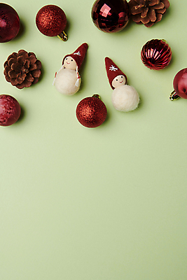 포토 JPG 스튜디오촬영 백그라운드 크리스마스장식 크리스마스 겨울 사람없음 빨간색 연두색 하이앵글 오브젝트 솔방울 눈사람인형 오너먼트 카피스페이스 국내포토 계절 기념일 인형 뷰포인트 컬러 실내 초록색 공백 파일형식