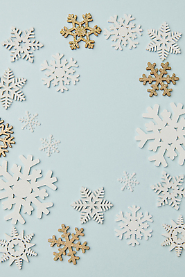 포토 JPG 스튜디오촬영 하늘색 백그라운드 크리스마스장식 크리스마스 겨울 눈꽃 사람없음 하이앵글 오브젝트 오너먼트 카피스페이스 국내포토 계절 기념일 뷰포인트 눈_날씨 실내 파란색 공백 파일형식