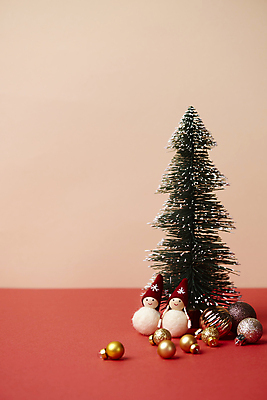 포토 JPG 스튜디오촬영 백그라운드 크리스마스장식 크리스마스 겨울 사람없음 크리스마스트리 오브젝트 눈사람인형 오너먼트 카피스페이스 국내포토 계절 기념일 인형 실내 공백 파일형식