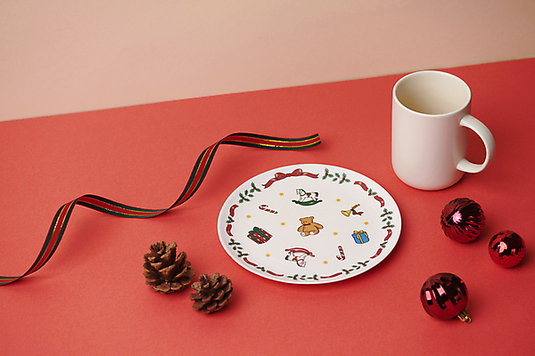 포토 JPG 스튜디오촬영 접시 리본 백그라운드 크리스마스장식 크리스마스 겨울 사람없음 머그컵 오브젝트 솔방울 오너먼트 국내포토 식기 계절 기념일 실내 컵 파일형식
