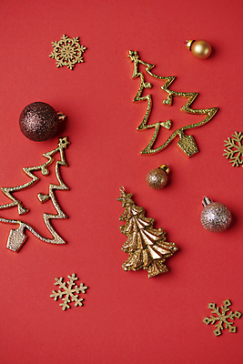 포토 JPG 스튜디오촬영 백그라운드 크리스마스장식 크리스마스 겨울 눈꽃 사람없음 빨간색 하이앵글 금색 오브젝트 트리모양 오너먼트 국내포토 모양 계절 기념일 뷰포인트 컬러 눈_날씨 실내 크리스마스트리 파일형식